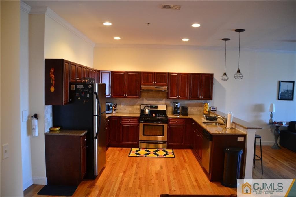 Building Photo - 565 Sayre Ave