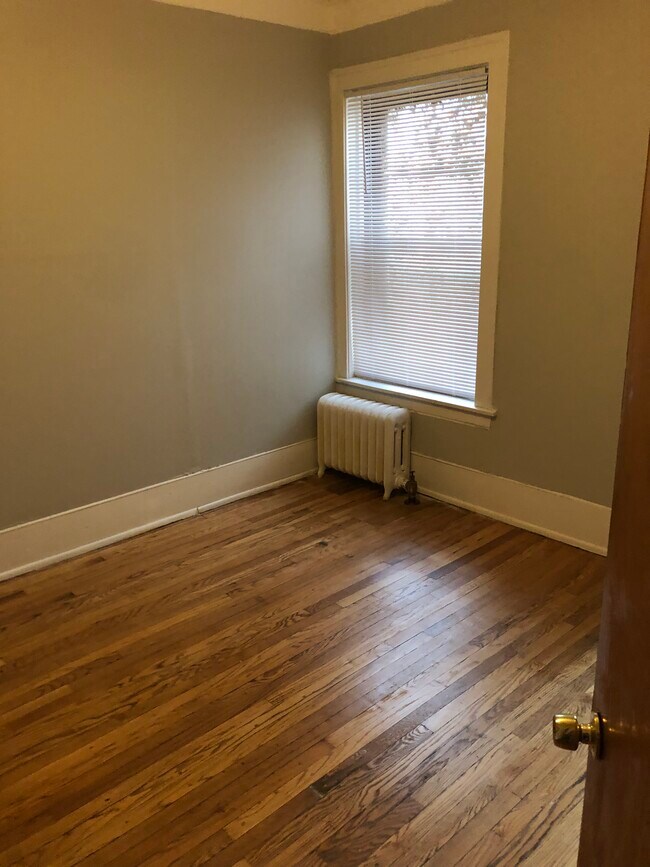 Building Photo - 6615 N Greenview Ave