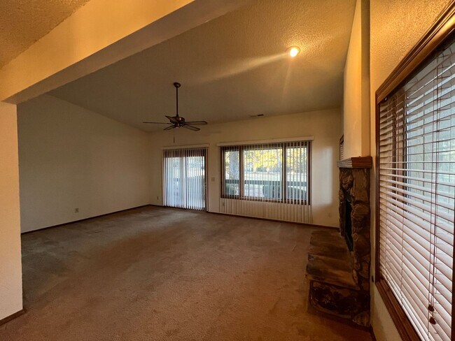 Foto del edificio - 2-Bedroom (+Bonus Room/Den) 2-Bath Townhom...