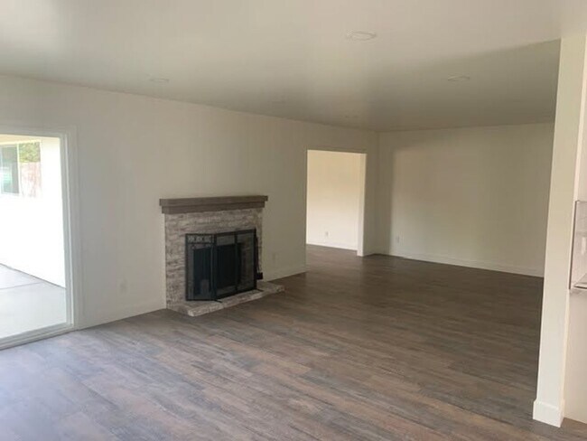Foto del edificio - Home for Rent in Rosemont Park – Sacramento!
