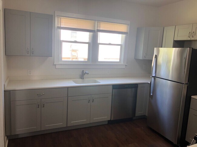 Building Photo - Renovated 2BR House.