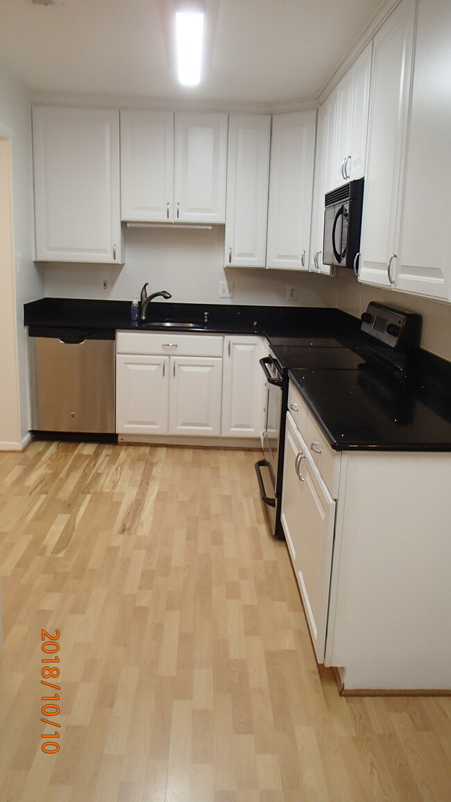Building Photo - 7403 Sportsman Dr