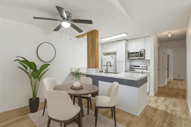 Foto del edificio - Luxury Living: 2-Bed Condo with 2 Parking Spots & Full Amenities!