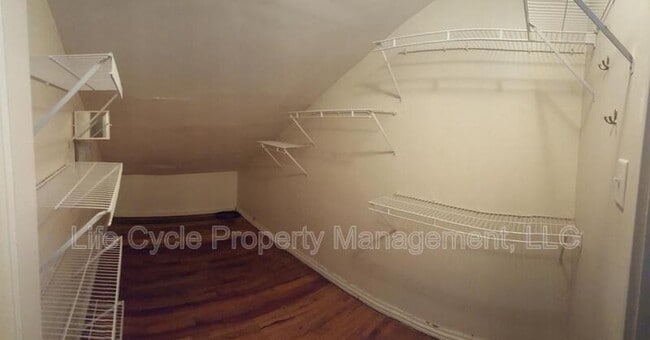 Building Photo - 556 Leonard St NE