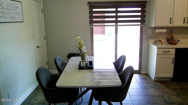 Foto del edificio - 7240 Long Meadow Dr