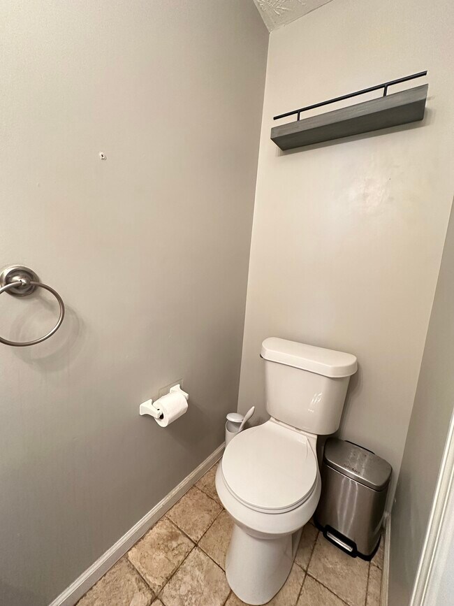 1/2 Baño - 2562 Plymouth Way