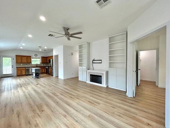 Building Photo - 3/BR 2/BA Bath Home with Fully Equipped Ki...