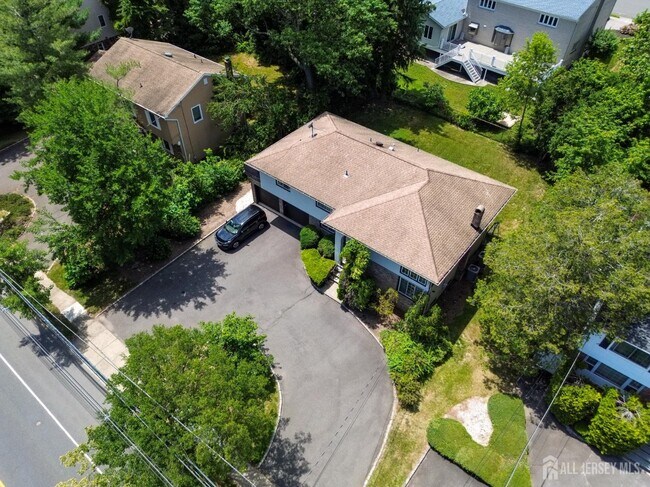 Foto del edificio - 828 Mountain Ave