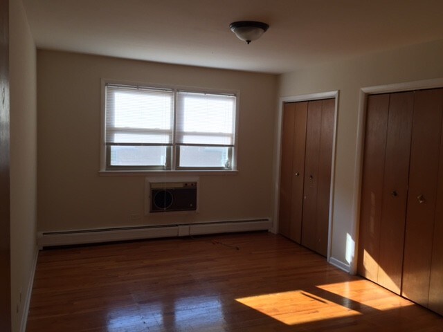 Building Photo - 1318 W Lunt Ave
