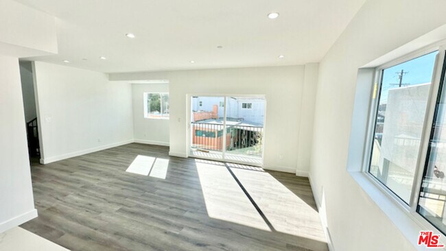 Building Photo - 1337 S Hudson Ave