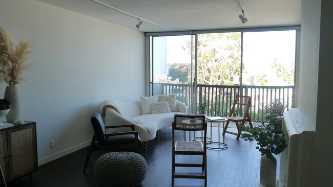 Building Photo - 1134 Alta Loma Rd