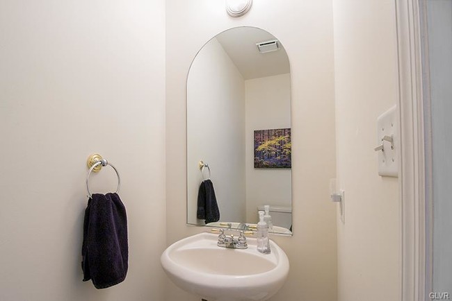 Foto del edificio - 4 Tamarack Ct