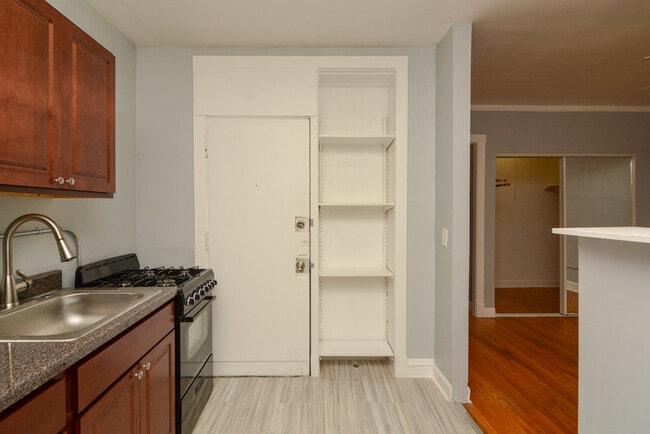 Building Photo - 3267 W Wrightwood Ave