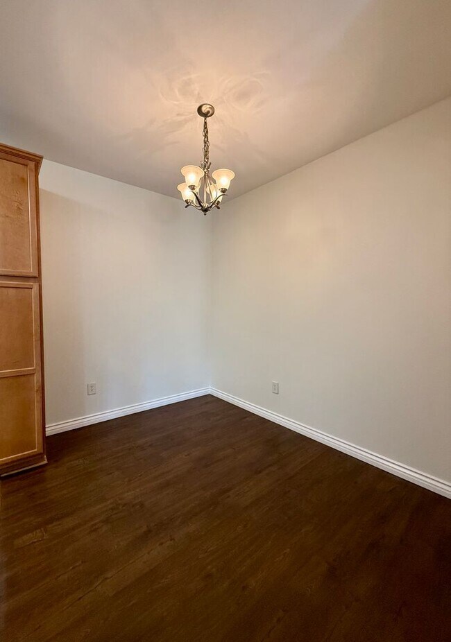 Building Photo - Charming 3 Bedroom 2 Bathroom Condo in the...