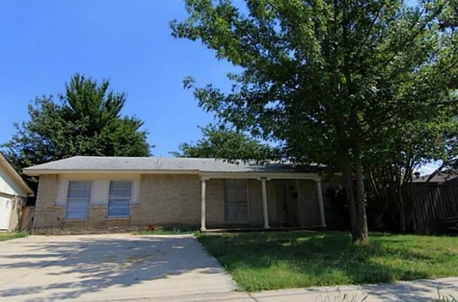 Building Photo - Discover the home and live like royalty!