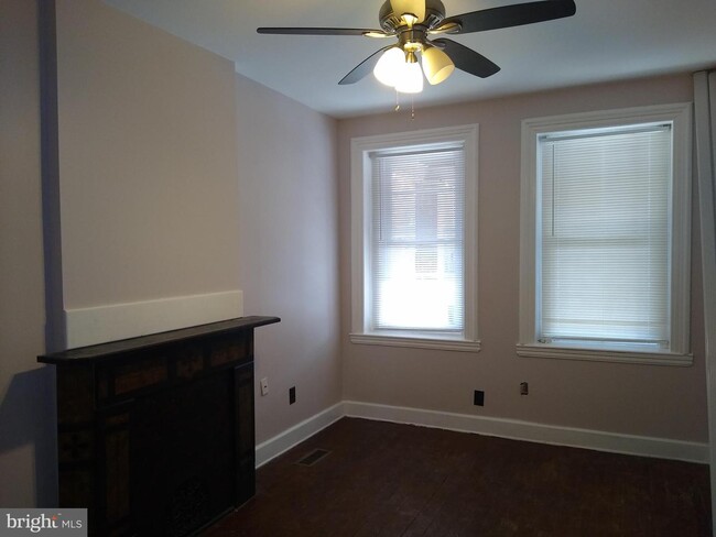 Building Photo - 607 N Van Buren St