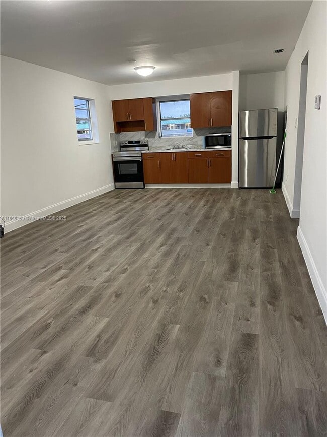 Foto del edificio - 633 NW 23rd Ct