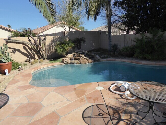 Foto del edificio - Palm Valley Beauty With A Pool!