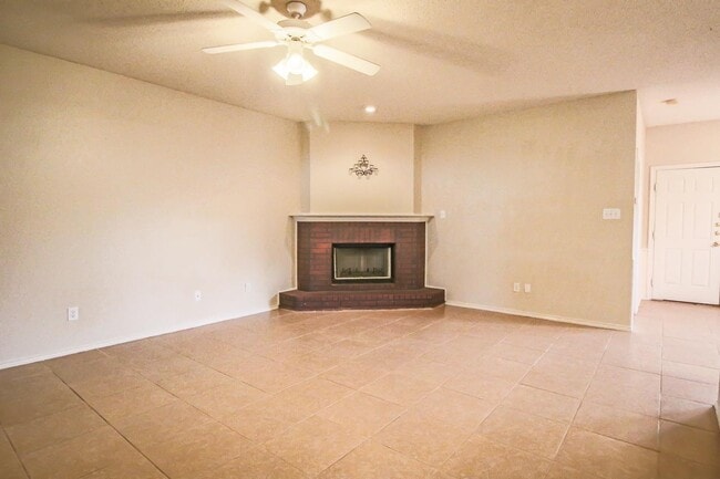 Building Photo - Clean & Bright House