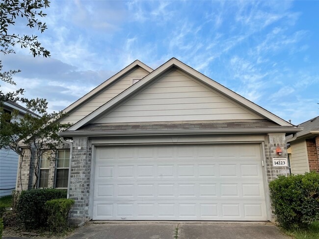 Building Photo - 14223 Bishop Bend Ln