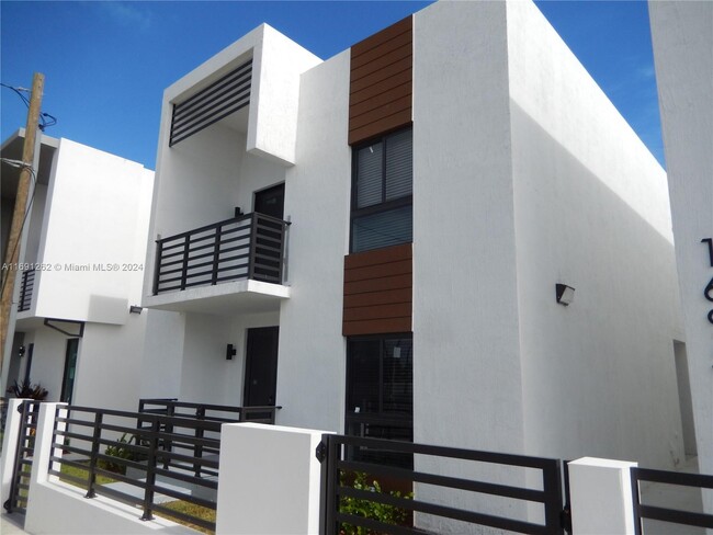 Foto del edificio - 16955 SW 100th Ave