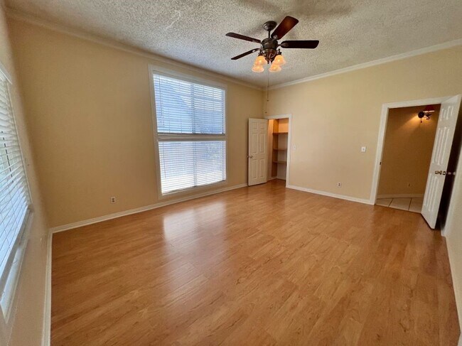 Foto del edificio - 447 N Raymond Ave