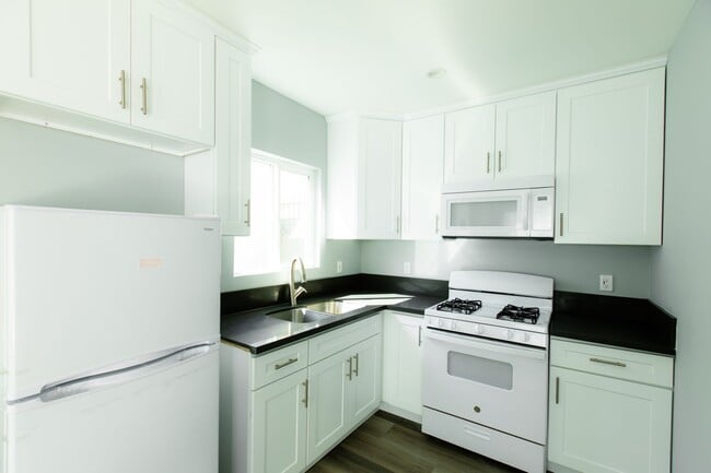 Photo - Private 2BR / 1BA Bungalow Unit in Hyde Park Section 8 Welcome! Apartment