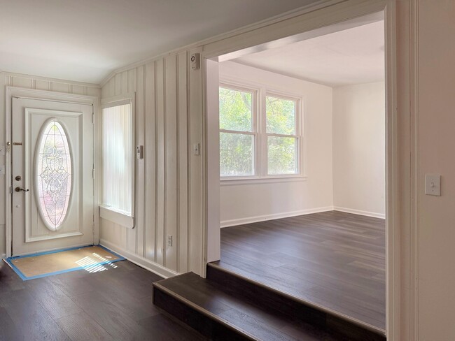 Building Photo - 244 Greenbrier Dr NE