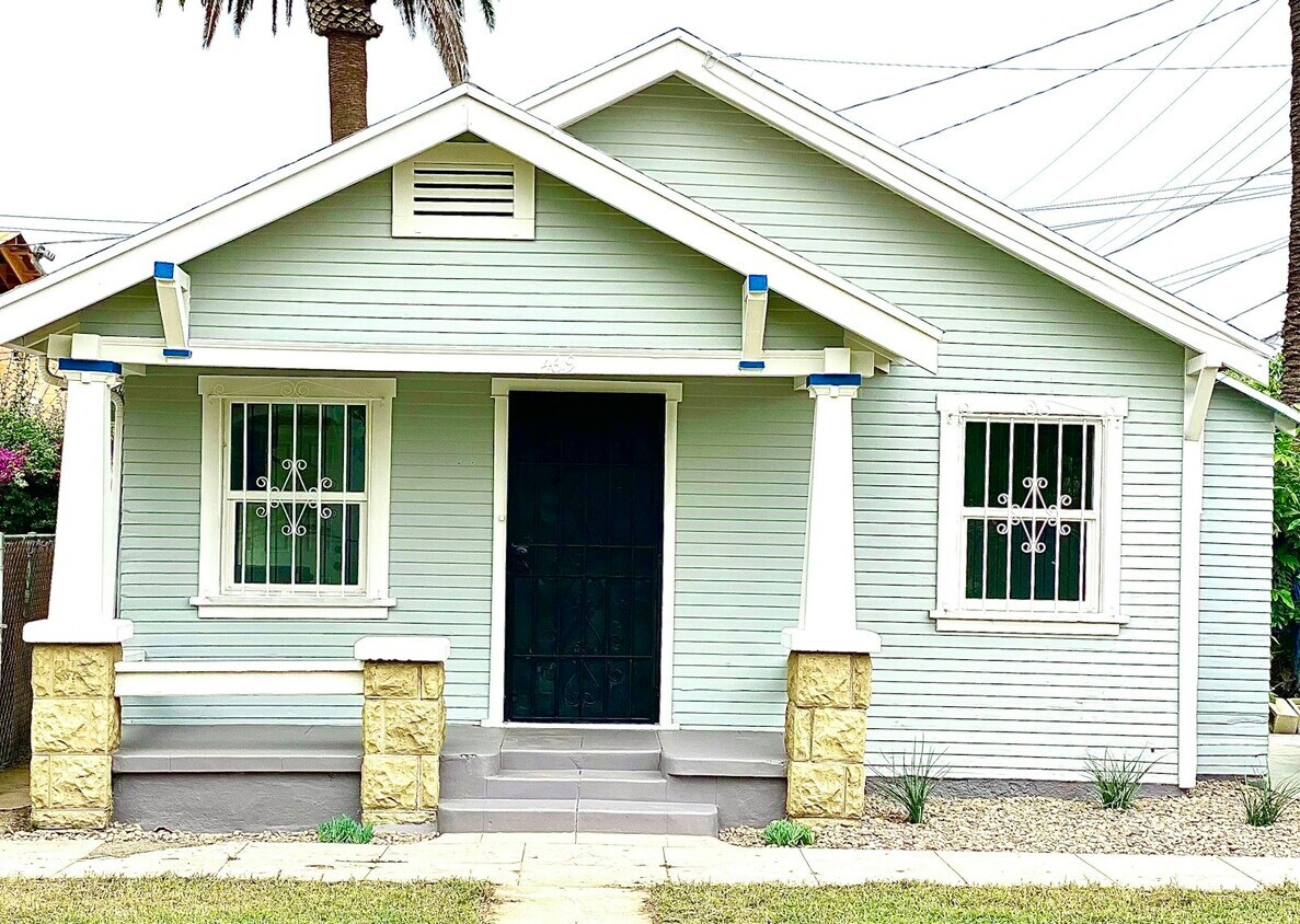 Primary Photo - 4619 S Raymond Ave