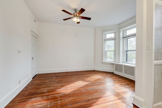 Building Photo - 400 Seward Sq SE