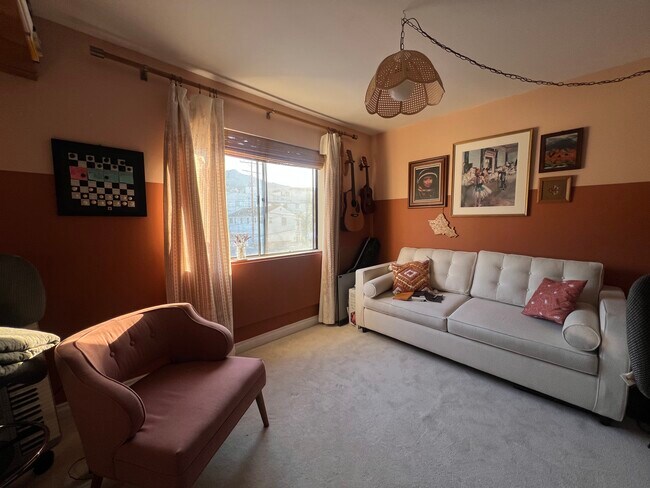 Conversión de oficina en dormitorio: escritorio plegable bajo la ventana con vista a la montaña. Cómoda cama matrimonial plegable. - 620 E Harvard Rd