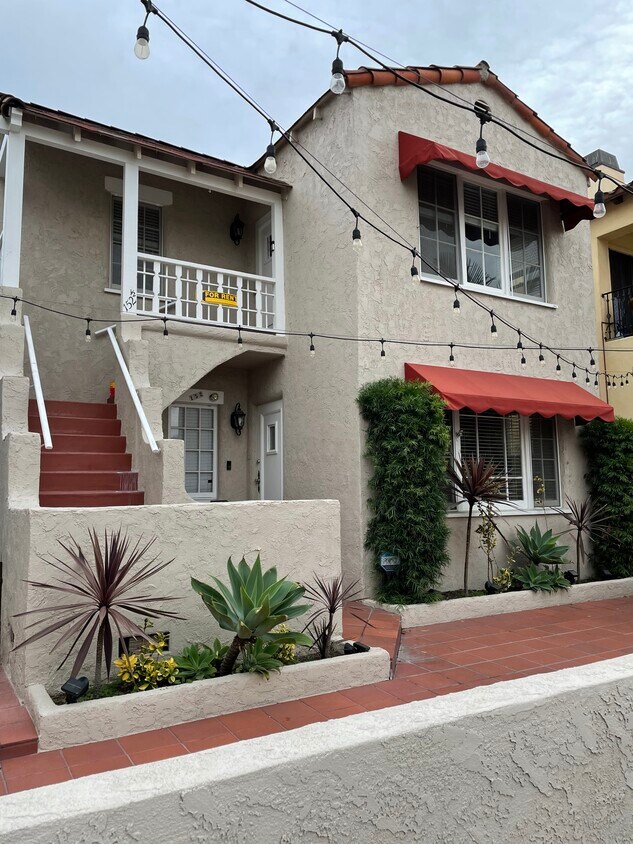 152 Santa Ana Ave Unit duplex, Long Beach, CA 90803 Apartments in