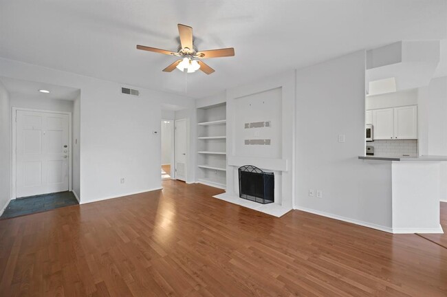 Building Photo - 4711 Spicewood Springs Rd