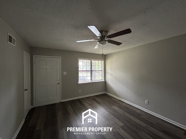 Foto del edificio - Charming 3BR Southaven Home in Quiet Cul-de-Sac | Hardwood Floors & Fenced Yard