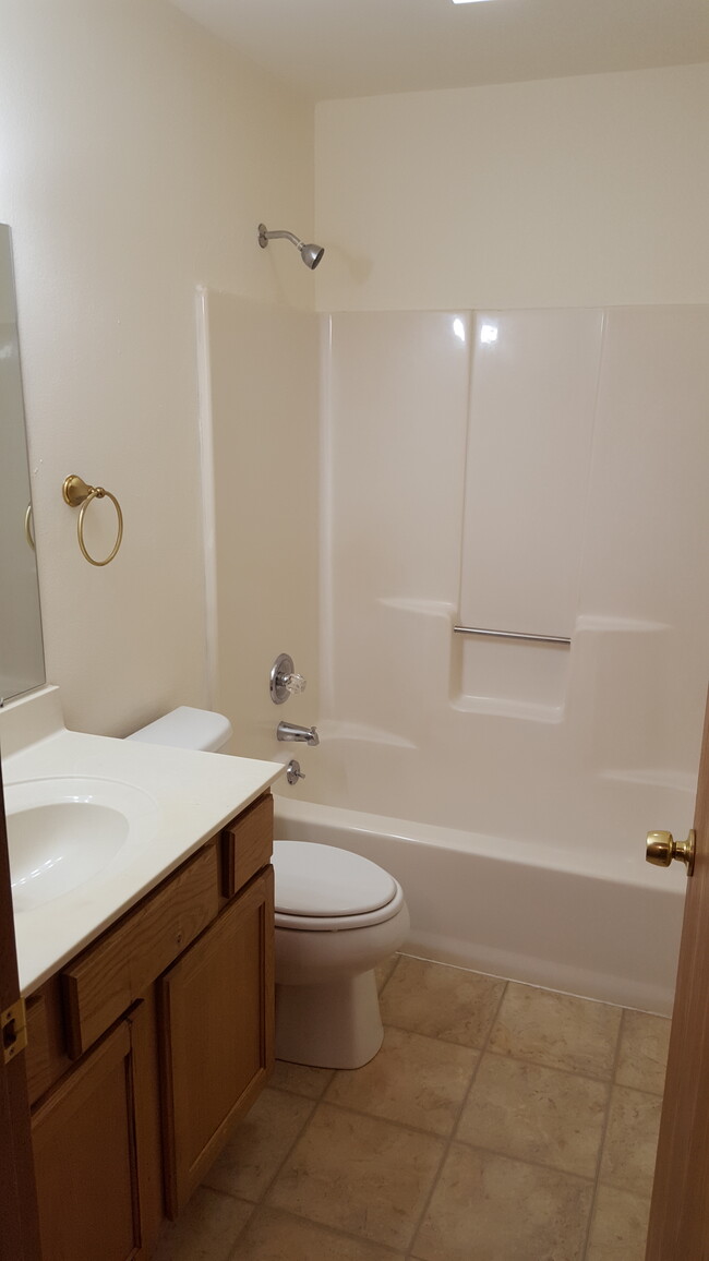 Upstairs full bath - 31 Peartree Ln