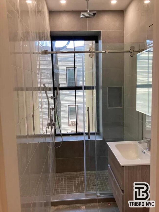 Foto del edificio - 0 bedroom in RIDGEWOOD NY 11385
