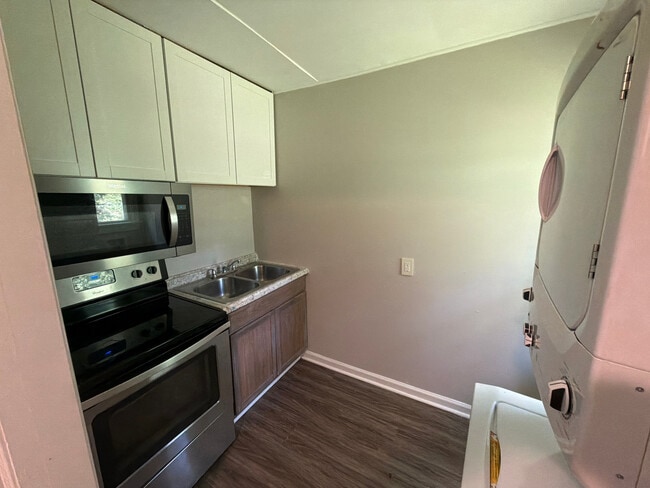 Foto del edificio - Room in Apartment on Overland Heights