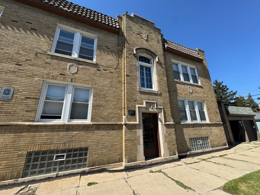 Foto principal - 2510 N Leclaire Ave