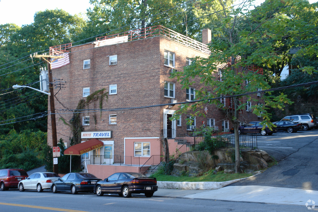 Foto principal - 240 Mclean Ave