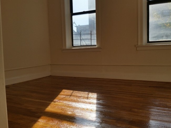 Sala de estar - 206 E 198th St