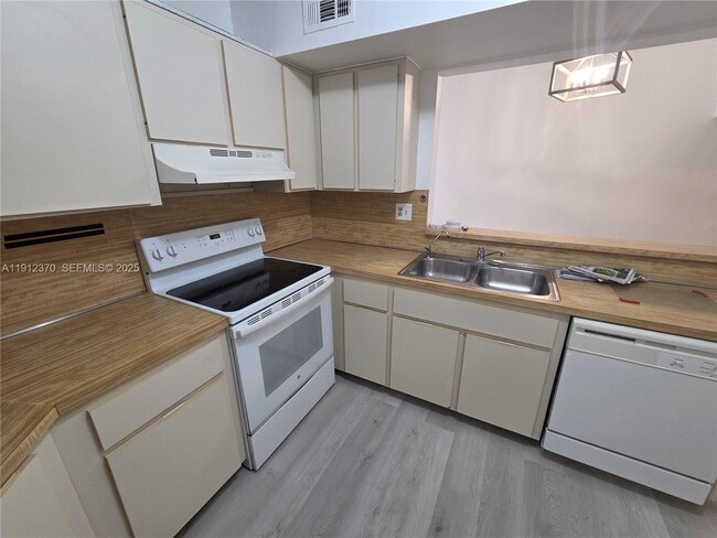 Foto del edificio - 9433 Fontainebleau Blvd