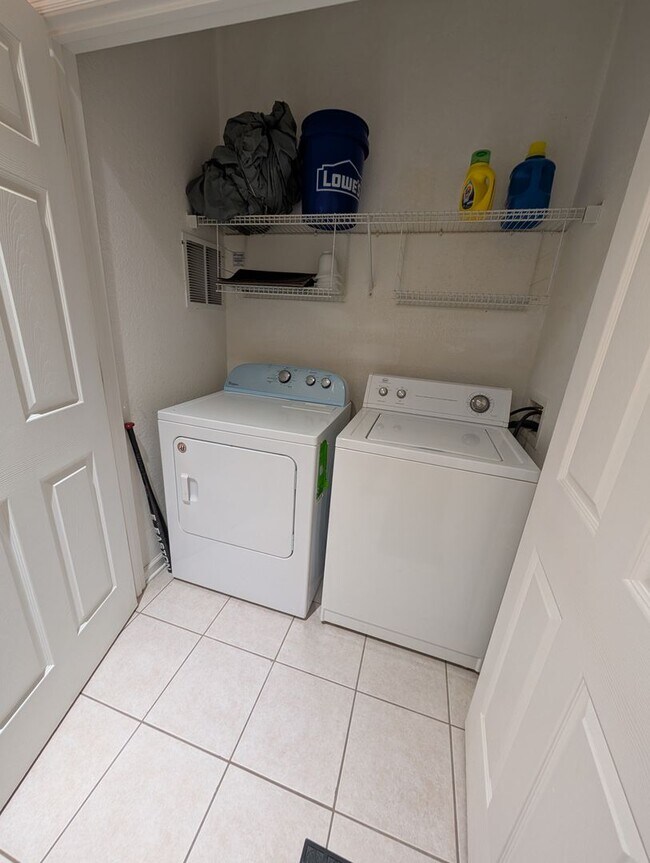 Foto del edificio - 3 Bedrooms 2 baths Immaculate condominium ...