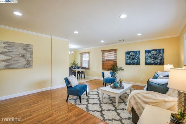 Foto del edificio - 3 br, 2 bath Apartment - 43361 Cedarwood Dr