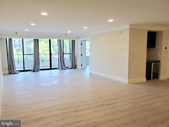 Foto del edificio - 1300 Crystal Dr