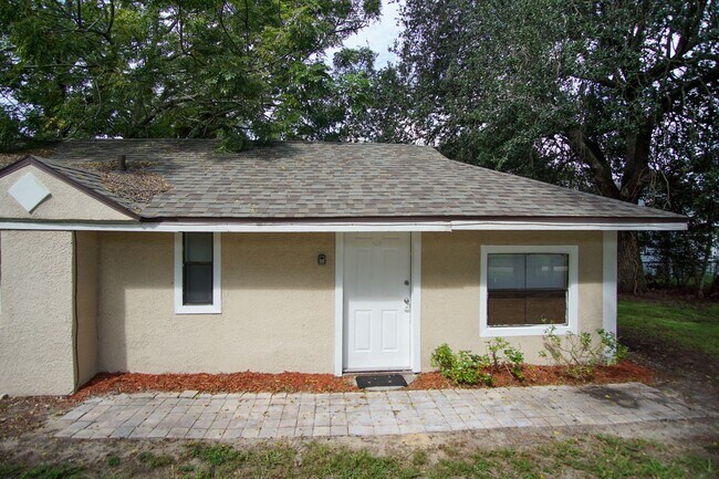 Building Photo - Duplex in Lake Wales now available!