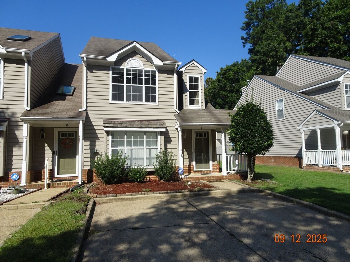 Foto principal - 3 Bedrooms, 2.5 Bathrooms Townhouse Rental