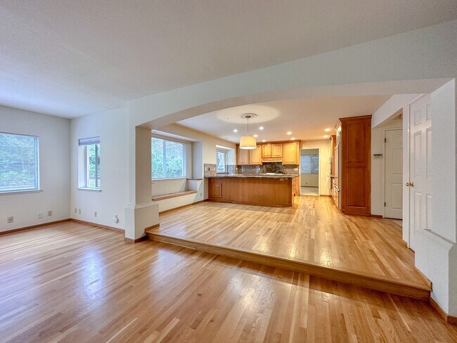 Foto del edificio - Los Gatos 4 Bedroom Spacious Home in Great Neighborhood With Pool!