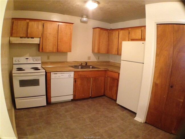 Building Photo - 2702 Sprucewood St