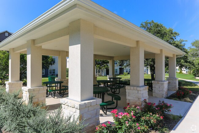 Foto del edificio - Tuckaway Apartment Homes