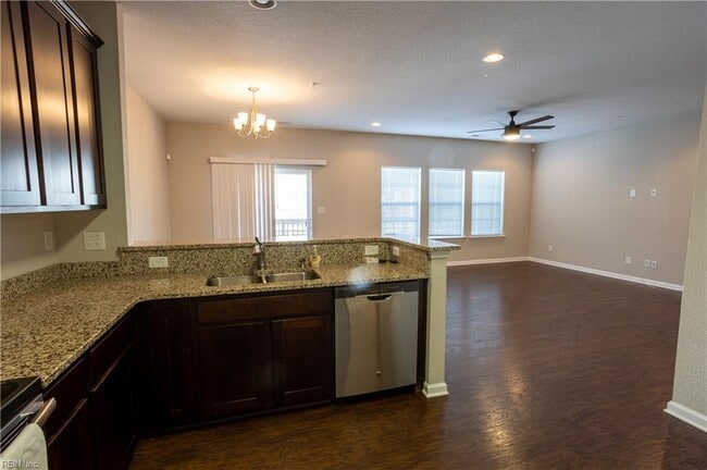 Building Photo - 213 Fountain Way